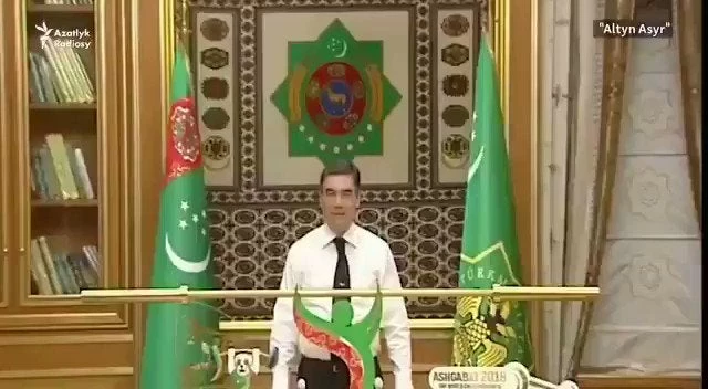 Δεν είναι πλάκα: Δείτε τι κάνει στο υπουργικό συμβούλιο πρόεδρος χώρας (βίντεο)